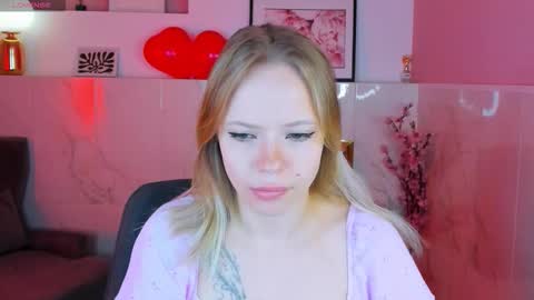 Snapshot of sweet_lucile chatting on 02-11-26, 06:07 Lucy online show from 02-11-26, 06:07