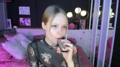 Snapshot of sweet_lucile chatting on 02-19-26, 06:53 Lucy online show from 02-19-26, 06:53