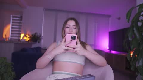 Snapshot of sweetann08 chatting on 10-24-25, 08:27 Camila online show from 10-24-25, 08:27