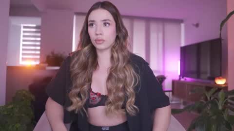 Snapshot of sweetann08 chatting on 11-14-25, 08:40 Camila online show from 11-14-25, 08:40