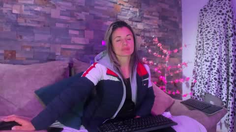 Snapshot of sweetfantasyy69 chatting on 01-29-25, 01:37 sweef online show from 01-29-25, 01:37