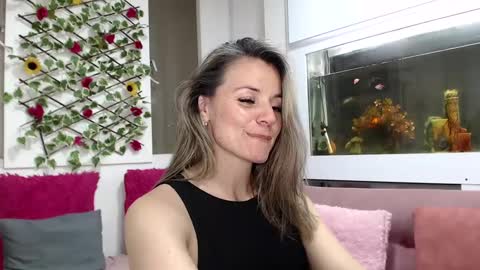 Snapshot of sweetfantasyy69 chatting on 10-10-25, 04:11 sweef online show from 10-10-25, 04:11