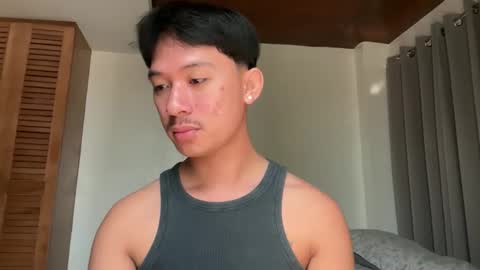 Snapshot of sweetguy102103 chatting on 11-05-25, 01:05 khrayan online show from 11-05-25, 01:05