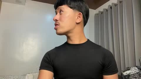 Snapshot of sweetguy102103 chatting on 11-10-25, 11:20 khrayan online show from 11-10-25, 11:20