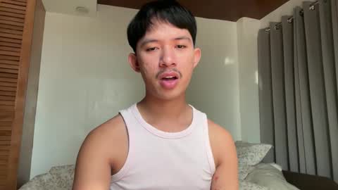 Snapshot of sweetguy102103 chatting on 11-12-25, 12:33 khrayan online show from 11-12-25, 12:33