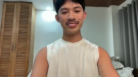 Snapshot of sweetguy102103 chatting on 11-14-25, 04:22 khrayan online show from 11-14-25, 04:22