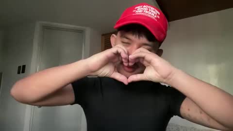 Snapshot of sweetguy102103 chatting on 11-25-25, 05:40 khrayan online show from 11-25-25, 05:40