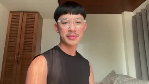 Snapshot of sweetguy102103 chatting on 11-28-25, 12:35 khrayan online show from 11-28-25, 12:35