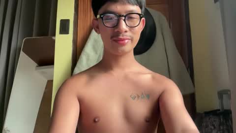 Snapshot of sweetguy102103 chatting on 12-05-25, 01:36 khrayan online show from 12-05-25, 01:36