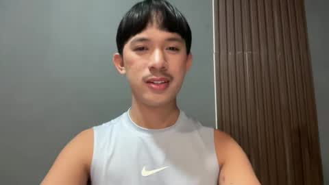 Snapshot of sweetguy102103 chatting on 02-12-26, 10:54 khrayan online show from 02-12-26, 10:54