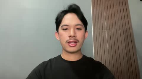 Snapshot of sweetguy102103 chatting on 02-17-26, 02:30 khrayan online show from 02-17-26, 02:30