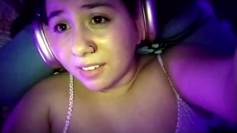 Snapshot of sweetie__annie chatting on 02-08-25, 06:22 Ana Mara i cant Make noise My family is here online show from 02-08-25, 06:22
