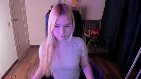 Snapshot of sweetie_mi chatting on 02-19-26, 03:19 Mia online show from 02-19-26, 03:19