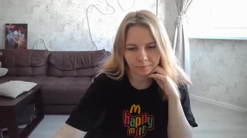 SweetieeFox online show from 09-23-25, 06:27