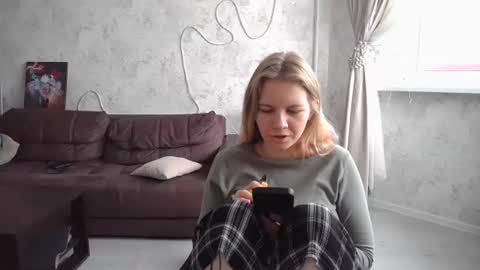 SweetieeFox online show from 09-25-25, 06:39