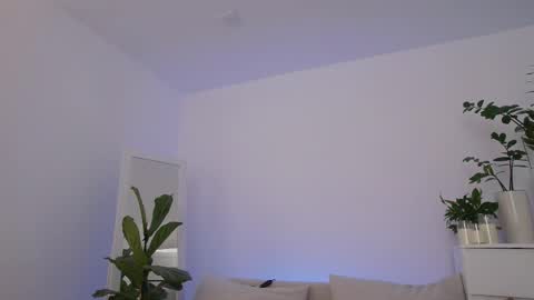 SweetKira1 online show from 10-08-25, 07:50