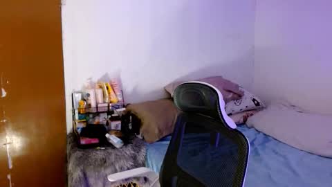 Snapshot of sweetlilly_18 chatting on 10-19-25, 05:41 Lilly online show from 10-19-25, 05:41