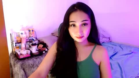 Snapshot of sweetlilly_18 chatting on 10-24-25, 01:46 Lilly online show from 10-24-25, 01:46