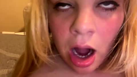 Snapshot of sweetlisa92 chatting on 03-05-25, 11:05 Lisa online show from 03-05-25, 11:05