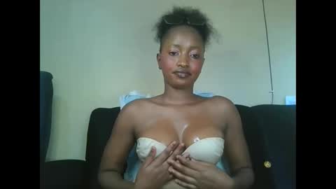 sweetmama06 online show from 11-17-25, 12:00