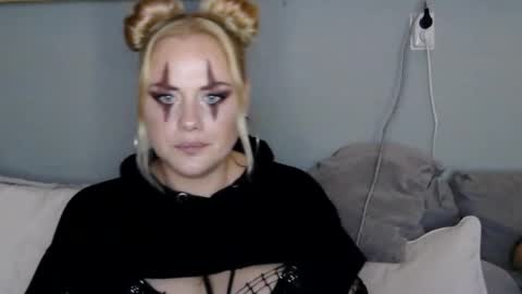 sweetsinz_ online show from 10-31-25, 10:33