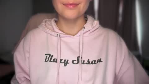 Snapshot of sweetssmashed chatting on 10-24-25, 10:39 sweetssmashed online show from 10-24-25, 10:39