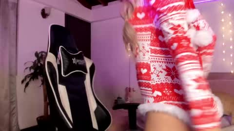 Snapshot of sweett_catt1 chatting on 12-20-24, 01:14 Cat independent model online show from 12-20-24, 01:14