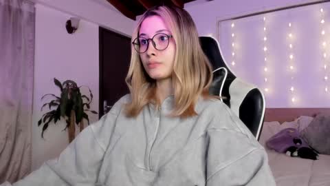 Snapshot of sweett_catt1 chatting on 12-27-24, 08:56 Cat independent model online show from 12-27-24, 08:56