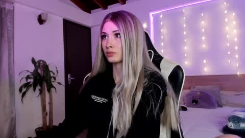 Snapshot of sweett_catt1 chatting on 12-31-24, 05:33 Cat independent model online show from 12-31-24, 05:33