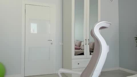 Snapshot of synop_sis chatting on 10-18-25, 08:37 Mila online show from 10-18-25, 08:37