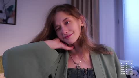 Mia online show from 11-08-25, 01:39