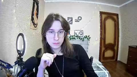 Snapshot of tangerine4dreams chatting on 02-11-25, 10:15 Milena Kuprianova online show from 02-11-25, 10:15