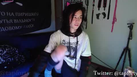 Snapshot of tap_forty chatting on 11-25-25, 01:27 tap_forty online show from 11-25-25, 01:27