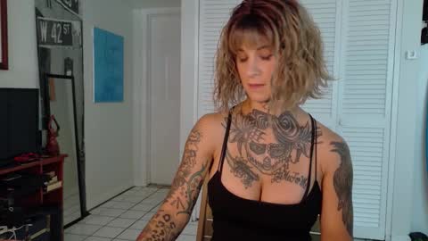 Snapshot of tattooed_natalia chatting on 11-29-25, 08:01 Natalia 3 online show from 11-29-25, 08:01