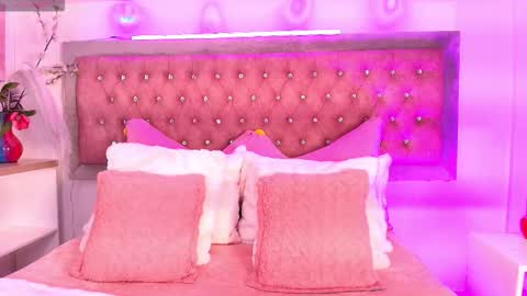 Snapshot of tayzon_foxxx chatting on 10-26-25, 12:44 Sofia online show from 10-26-25, 12:44