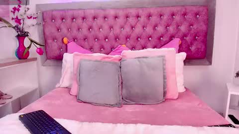 Snapshot of tayzon_foxxx chatting on 10-31-25, 01:45 Sofia online show from 10-31-25, 01:45