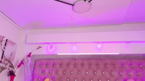 Snapshot of tayzon_foxxx chatting on 11-25-25, 01:33 Sofia online show from 11-25-25, 01:33