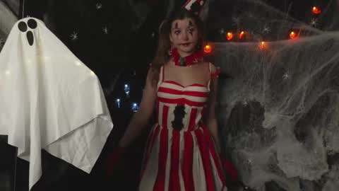 Sarah     online show from 10-24-25, 03:58