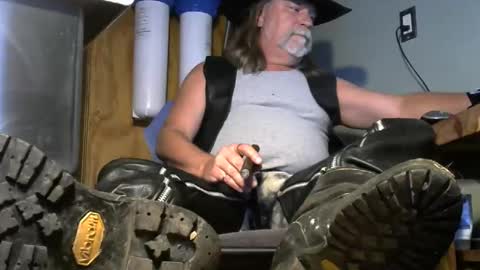 Snapshot of tennredneck chatting on 11-01-25, 02:24 Tennredneck online show from 11-01-25, 02:24