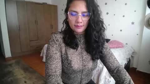 Snapshot of thaliacooper chatting on 10-17-25, 06:43 online show from 10-17-25, 06:43