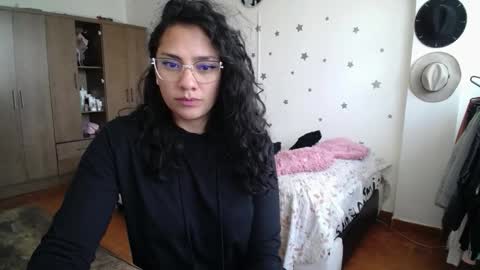 Snapshot of thaliacooper chatting on 10-24-25, 07:10 online show from 10-24-25, 07:10