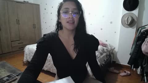 Snapshot of thaliacooper chatting on 10-26-25, 05:35 online show from 10-26-25, 05:35