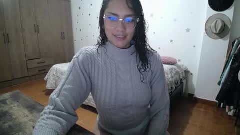 Snapshot of thaliacooper chatting on 10-27-25, 01:31 online show from 10-27-25, 01:31