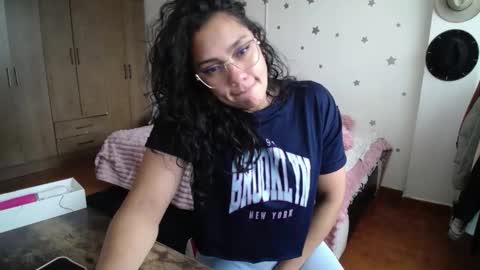 Snapshot of thaliacooper chatting on 11-19-25, 05:35 online show from 11-19-25, 05:35