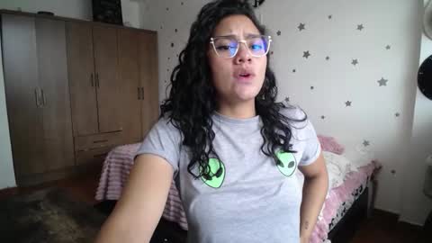 Snapshot of thaliacooper chatting on 11-25-25, 06:19 online show from 11-25-25, 06:19