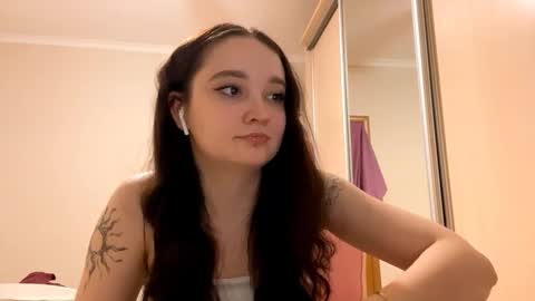 Snapshot of thaliakuchem chatting on 03-02-26, 03:19 Yumi online show from 03-02-26, 03:19