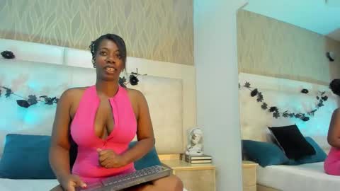 Snapshot of thaliawest chatting on 11-28-25, 10:01 ThaliaWest online show from 11-28-25, 10:01