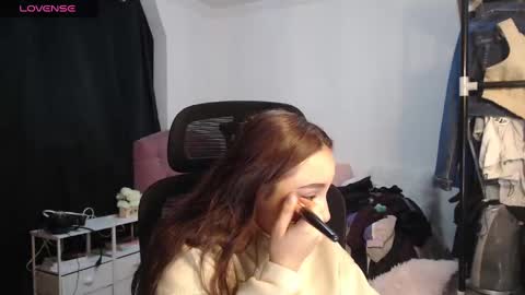 Snapshot of thatgirl2003 chatting on 10-09-25, 11:41 online show from 10-09-25, 11:41