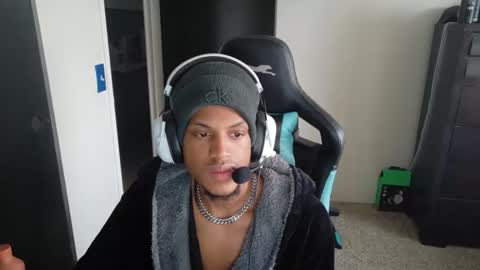 Snapshot of the_dark_lightning chatting on 12-17-25, 09:54 the_dark_lightning online show from 12-17-25, 09:54