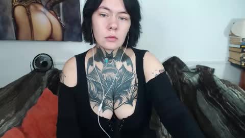 Snapshot of the_ice_woman chatting on 09-12-25, 12:55 the_ice_woman online show from 09-12-25, 12:55